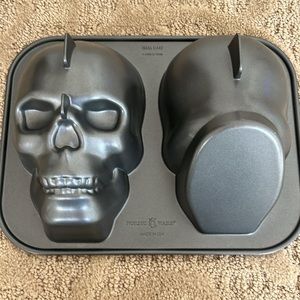 NEW. Nordic Ware Skull Cake Pan